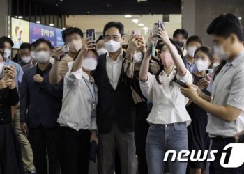 셀카 찍는 이재용, 유튜브 나온 최태원…”우리 회장님이 달라졌어요”