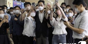 셀카 찍는 이재용, 유튜브 나온 최태원…”우리 회장님이 달라졌어요”