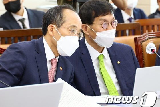 美 ‘자이언트스텝’ 소용돌이 속 한국…’베이비스텝’ 보폭 늘릴까