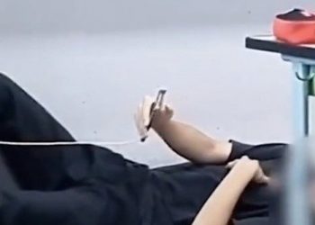 여교사 수업중 교단 드러누워 휴대폰…학생 2명 중징계