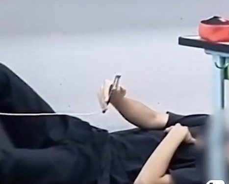 여교사 수업중 교단 드러누워 휴대폰…학생 2명 중징계
