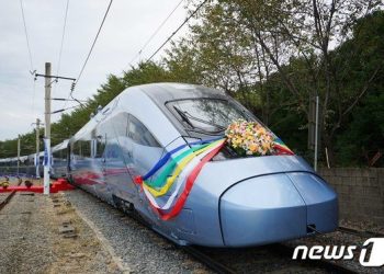 1년 뒤엔 시속 320km KTX 탄다…현대로템 EMU-320 고속열차 첫 출시