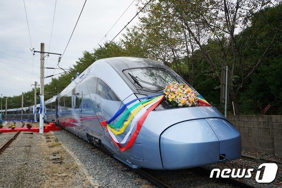 1년 뒤엔 시속 320km KTX 탄다…현대로템 EMU-320 고속열차 첫 출시