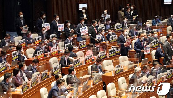 ‘해임 건의’ 압박하는 野, 버티는 尹…정기국회 격랑 속으로