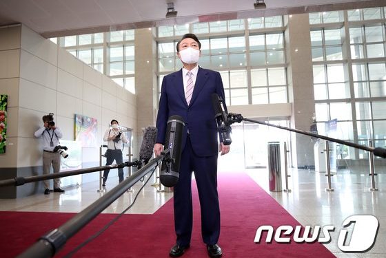 尹, ‘영빈관’ 건립 철회 지시…”국민 심려끼치는 일 없도록 하라”