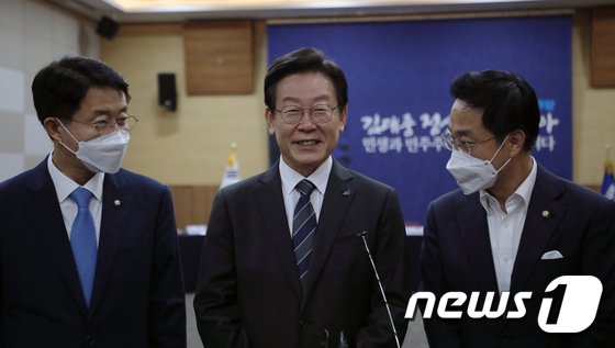 이재명, 檢 소환통보 뒤 ‘尹 의혹 기사’ 폭풍 트윗