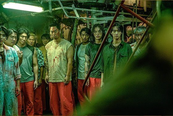 ‘늑대사냥’, 클리셰는 없다…폭주하는 살인병기와의 사투