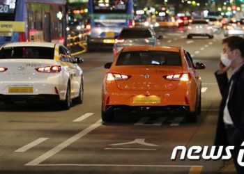 “심야엔 2배 지나치다” vs “잡히기만 했으면”…택시요금 인상 엇갈린 반응