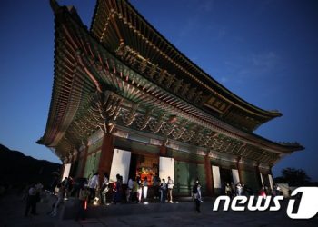 취소한다던 구찌 경복궁 패션쇼, 예정대로 열린다…문화재청 ‘갈지자 행정’ 논란