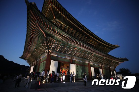 취소한다던 구찌 경복궁 패션쇼, 예정대로 열린다…문화재청 ‘갈지자 행정’ 논란