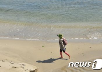 나도 한번 해볼까 ‘맨발로 걷기’…좋은 점, 주의할 점은