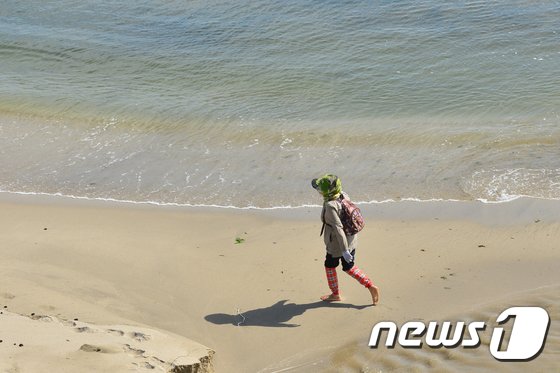 나도 한번 해볼까 ‘맨발로 걷기’…좋은 점, 주의할 점은