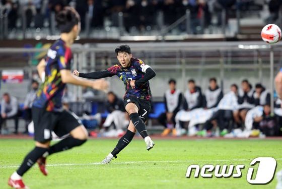 6월 이후 벌써 3골째…벤투호의 확실한 무기가 된 손흥민의 ‘프리킥’