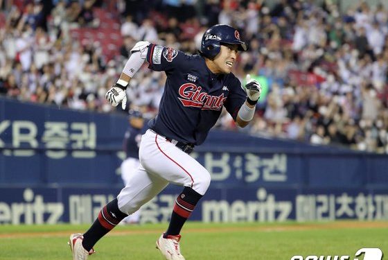 결승 3루타 황성빈 “30년 만에 롯데 출신 신인상 욕심나지만…”