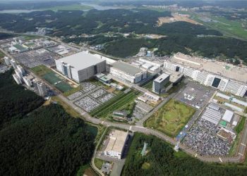 LGD 생산직 ‘4조2교대’ 전환…하루근무시간 늘지만 1년 절반 쉰다