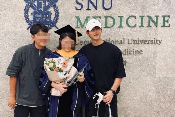 송중기, 여동생 서울대 의대 박사 학위 수여식 참석…훈훈한 삼남매