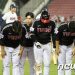 ‘2주 남으면 올인’… 때를 기다리는 2위 LG, 그때가 올까