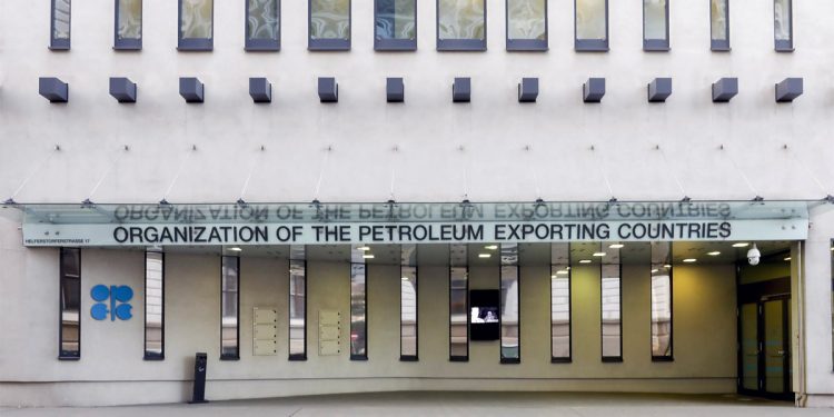 OPEC+ 하루 200만 배럴 감산키로 합의…석유값 폭등 예고