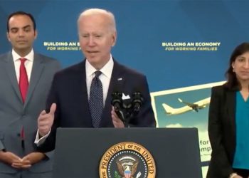 바이든: 숨겨진 항공료, 유색인종에 불균형한 영향줘