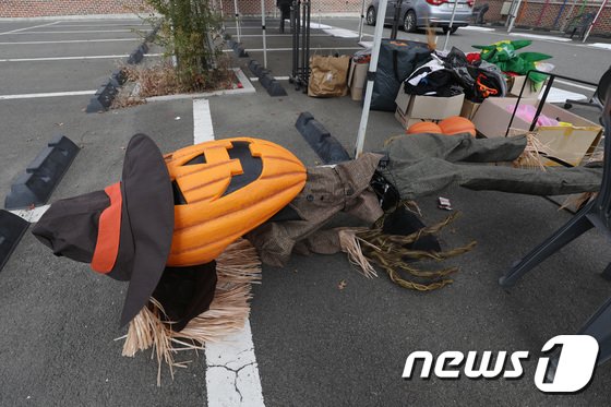 커지는 침체 경고음…고물가·고금리에 이태원 사고까지 ‘첩첩’