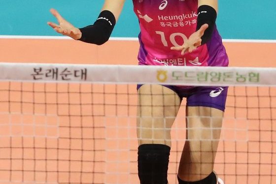 김연경, 2년 만에 V리그 복귀전서 18점 활약…흥국생명 3-0 완승