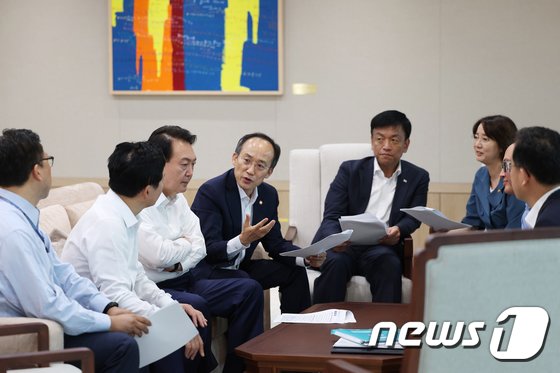 尹 “이달내 증안펀드 시행…외국인 주식·채권투자 규제 제거”