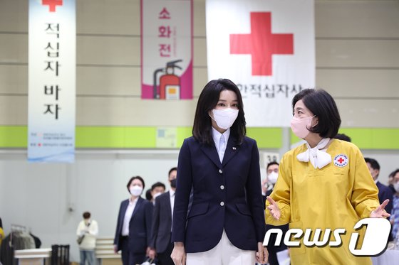 ‘단독 일정’ 첫 공개 김건희 여사…활동 폭 넓힐까