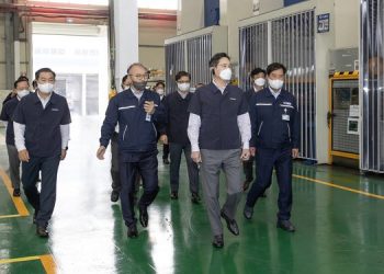 이재용, 회장 달고 28년 함께한 협력사부터 찾았다