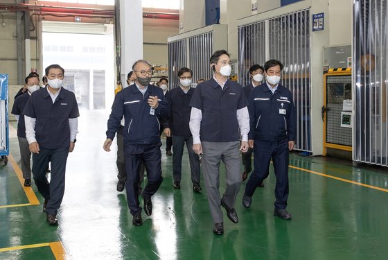 이재용, 회장 달고 28년 함께한 협력사부터 찾았다