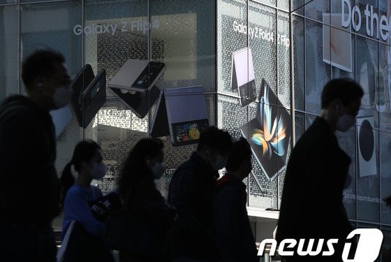 정부 “위기 가능성 낮다”는데…외환 28조원 줄고 경상수지 적자