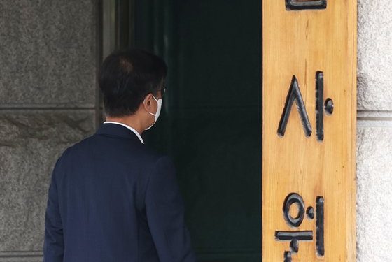 ‘팔 붕대, 한자 적힌 구명조끼’…피격 공무원, 中 어선에 발견된 정황