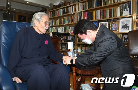 ‘이게 뭡니까’ ‘3金 낚시론’의 김동길 교수 별세…향년 94세, 시신 기증