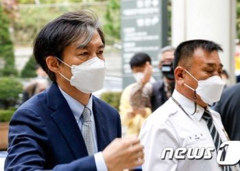 조국 불법 사찰한 국정원, 5000만원 배상…”다신 이같은 비극 없길”