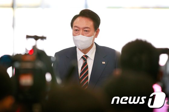 尹 “카카오망, 국가기간망과 다름 없다…독점에 정부 개입 고민”