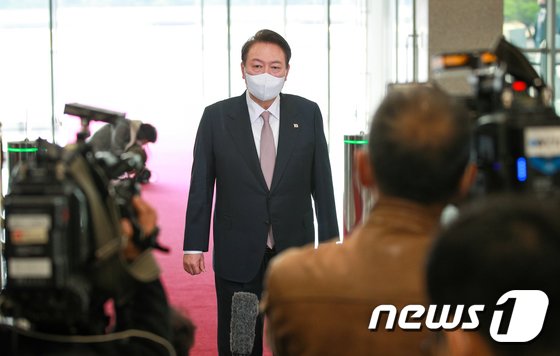 尹, ‘술자리’ 의혹에 격앙 “저급하고 유치한 가짜뉴스 선동”