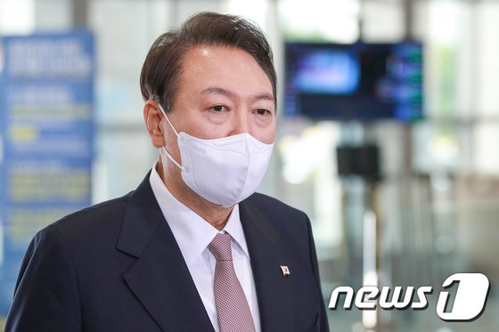 尹대통령 지지율 30%, 6주만에 20%대 탈출…민주 35% 국힘 33%