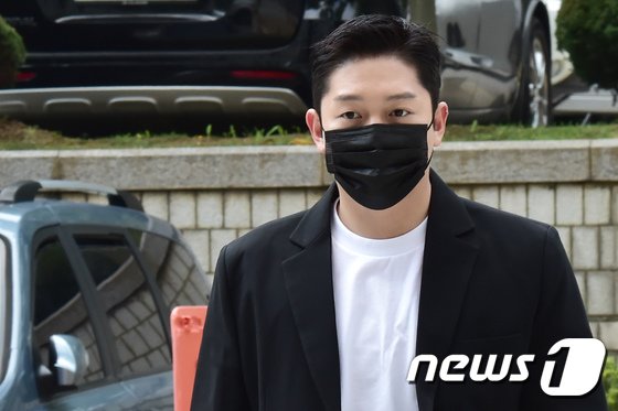 법원 “‘故구하라 폭행’ 최종범, 유족에 위자료 7800만원 지급해야”