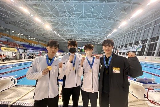 수영 황선우, 전국체전 3번째 금…계영 400m서 한국新 ‘3분15초39’