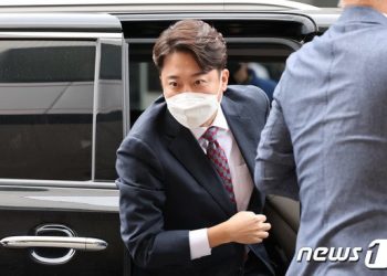 경찰, 이준석 무고 혐의 檢송치 …’성접대’ 사실상 인정