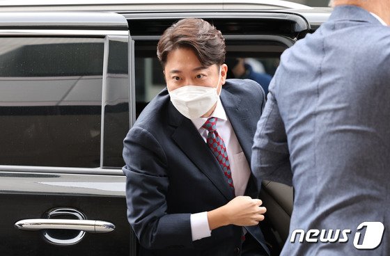 경찰, 이준석 무고 혐의 檢송치 …’성접대’ 사실상 인정