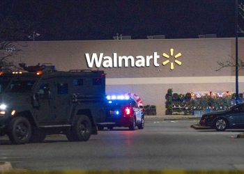 월마트 직원, 휴게실서 총기난사…용의자 포함 7명 사망