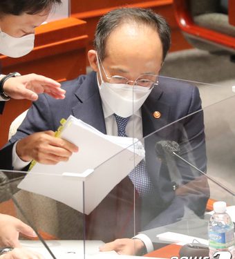 공공일자리 예산 감축 논란에 백기 든 추경호…지역화폐 운명도 바뀔까