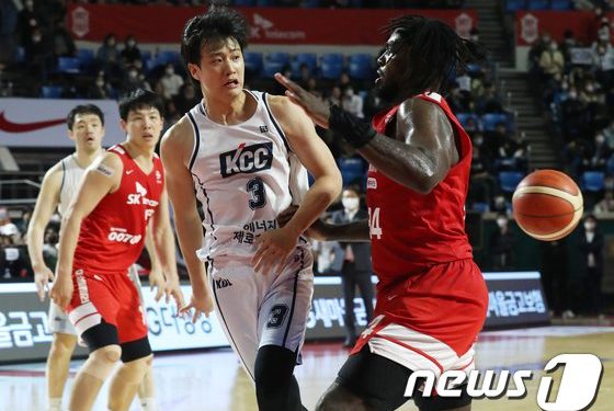 ‘허웅+라건아 36점 합작’ KCC, 연패 탈출하며 8위로…삼성 2연패