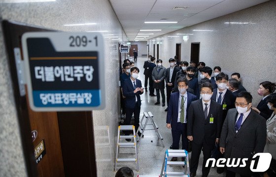 “尹정권, 경쟁자 사냥에 혈안” 이재명·정진상, 檢수사에 전면전