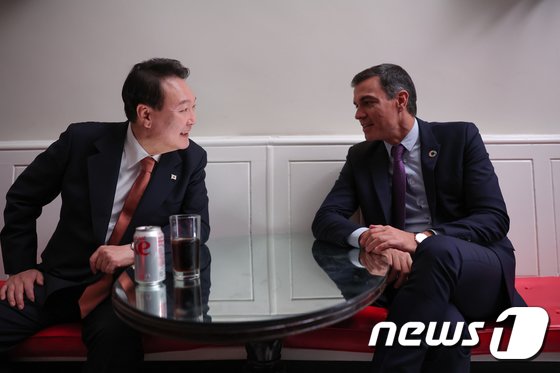 尹 “양국 기업 협력 확대”…산체스 총리 “먼 길 함께 할 동반자”