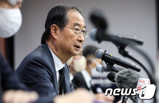 韓총리 “도심 집회 탓 이태원 집중 못한 것 아냐”…’농담 논란’도