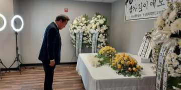이낙연, 美서 ‘이태원 참사’ 분향소 찾아 조문…”희생된 아이들에 미안”