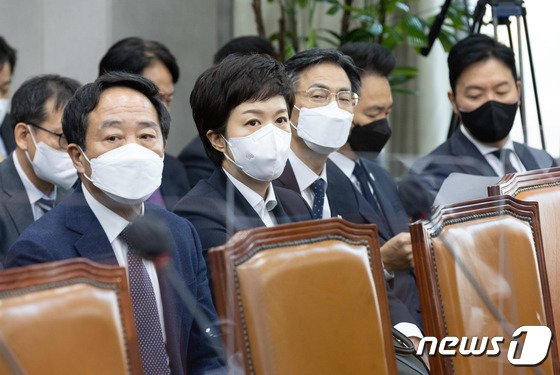 ‘웃기고 있네’ 메모에…김은혜·강승규 수석, 국감장 퇴장