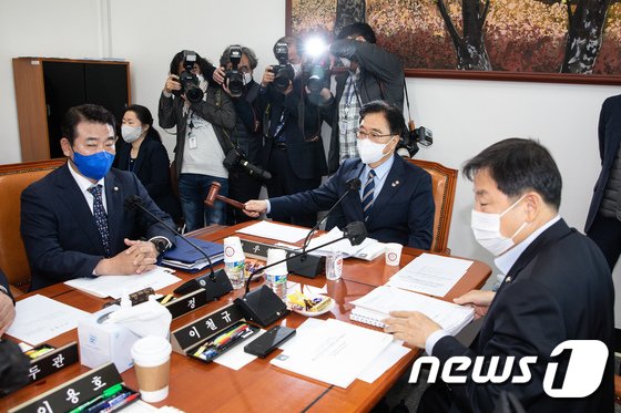 내년도 예산안 심사 속도 하세월…법정시한 내 처리 ‘미지수’