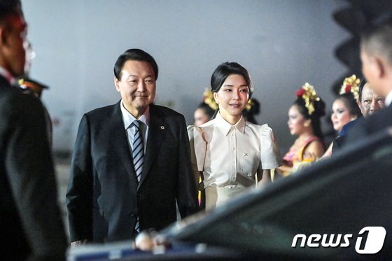 尹 지지율 29% 소폭 하락…민주 33% 정부 출범 후 첫 與에 역전
